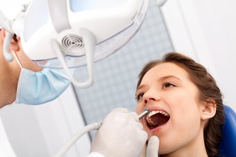 Wybielanie zębów u stomatologa 